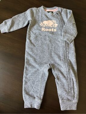 Roots Baby Grey Salt & Pepper Beaver Logo Romper 12-18M Cozy Canadian Ski Bunny